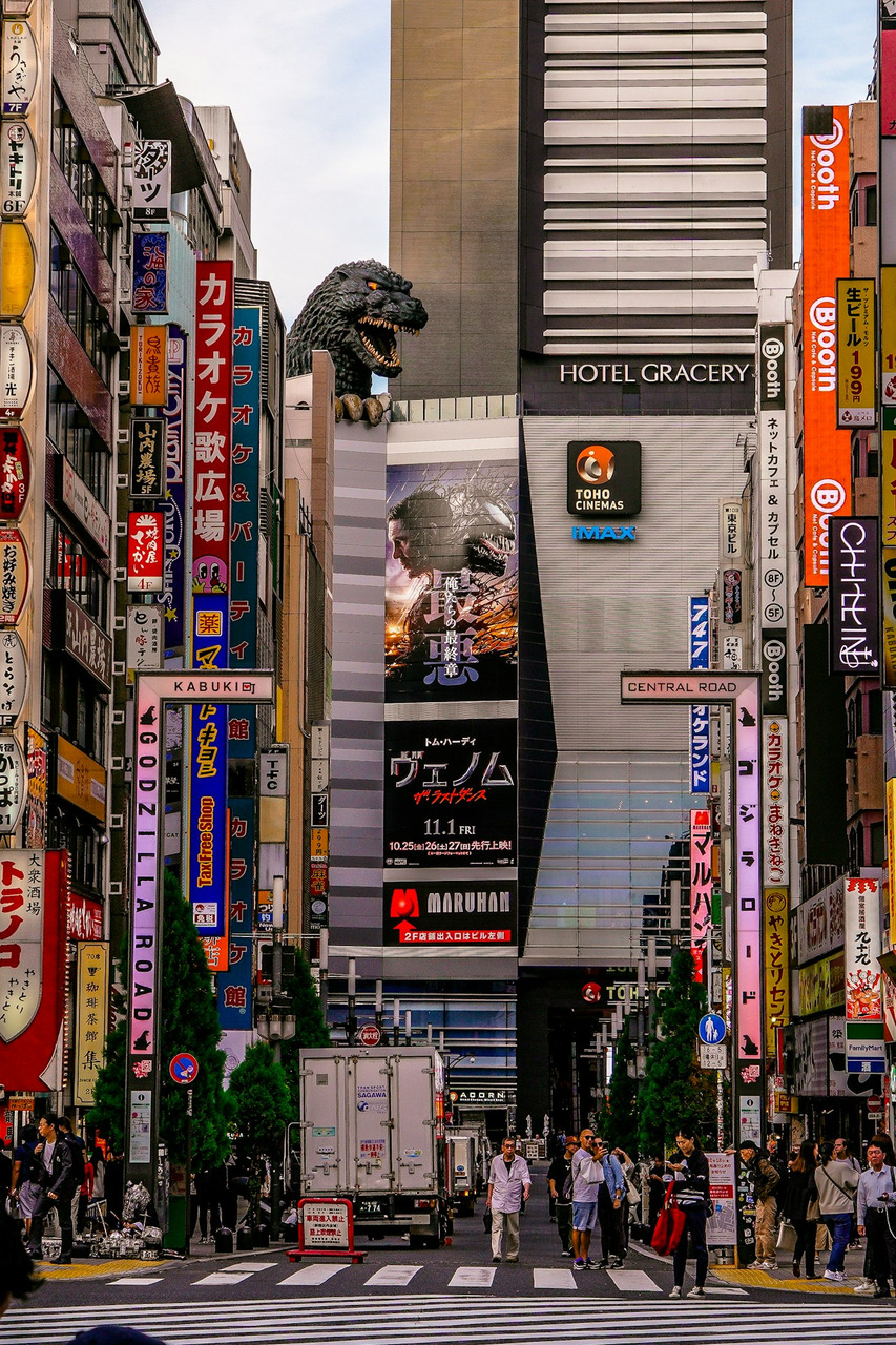 A city street filled with lots of tall buildings, Ultra