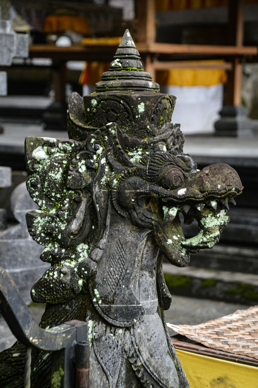 A statue of a person with a hat on his head, Ultra
