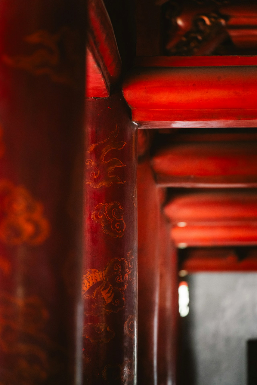 Red wooden pillars with gold cloud patterns in a traditional temple structure, Ultra